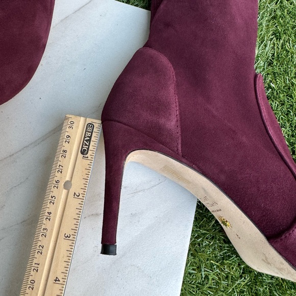 Stuart Weitzman
Stuart Stretch Suede Stiletto Booties pointed toe size 8
$595 - Picture 7 of 14